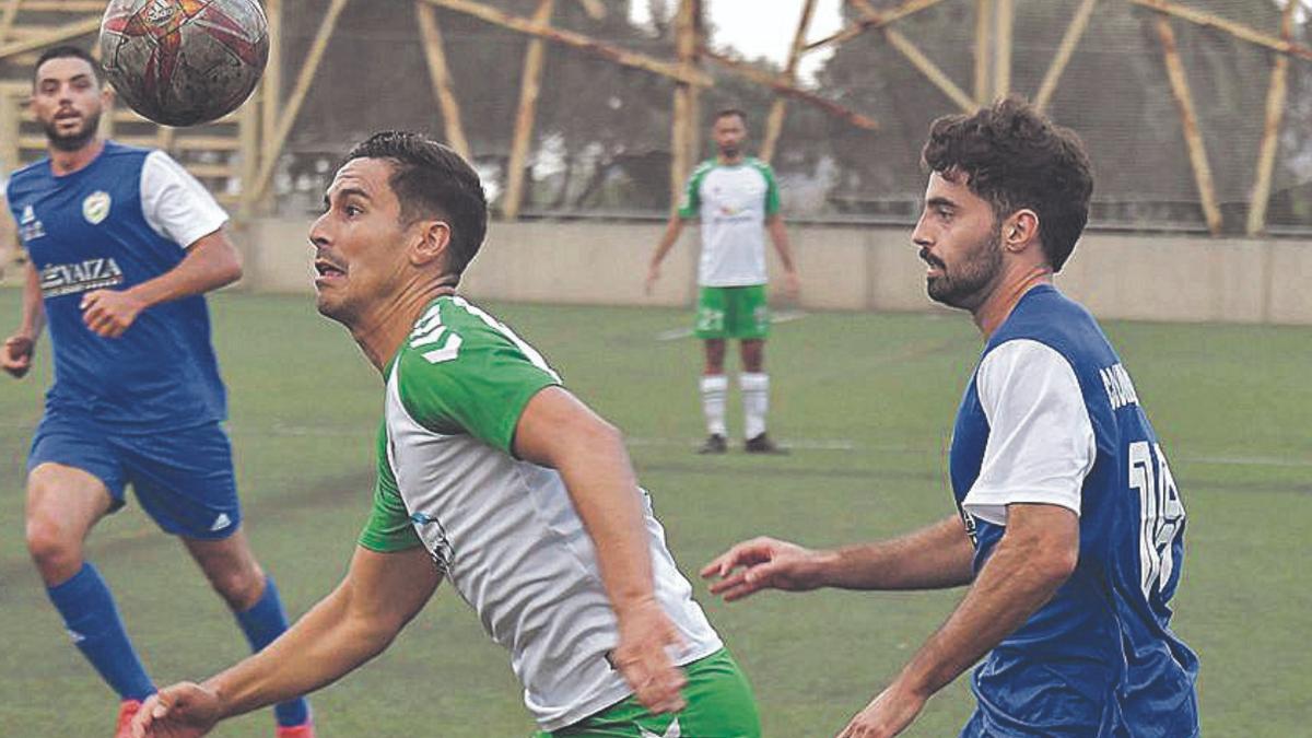 Un jugador del Villa se lleva el balón ante la presión de un rival. | | JUAN CASTRO