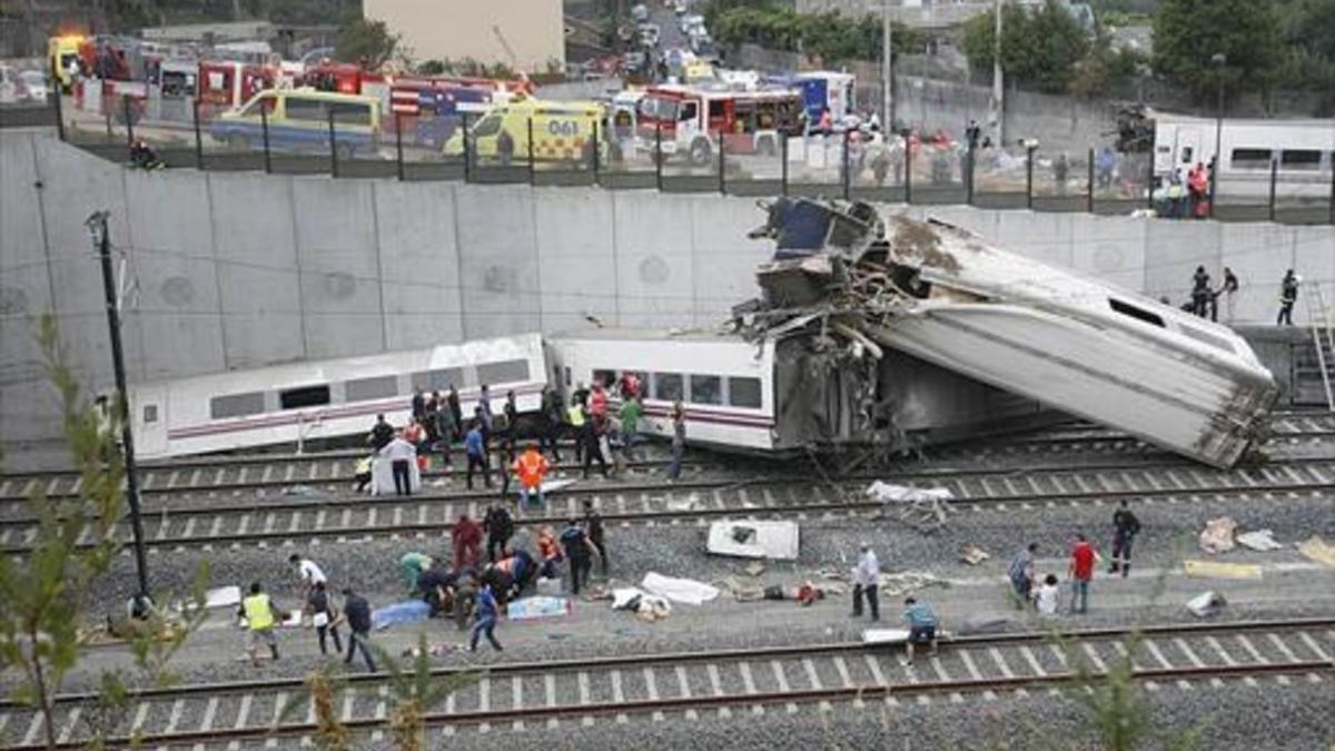 Accidente 8Los equipos de emergencia atienden a los heridos en la tragedia de Angrois, en el 2013.