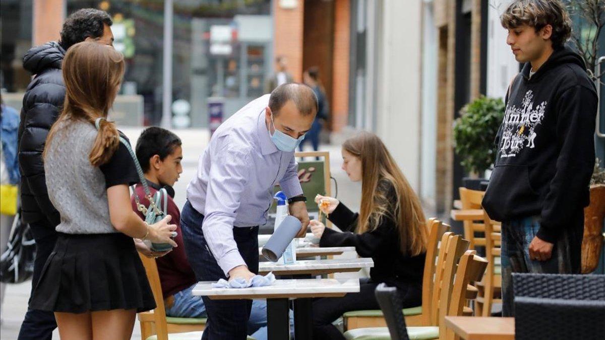 Un camarero atendiendo clientes.