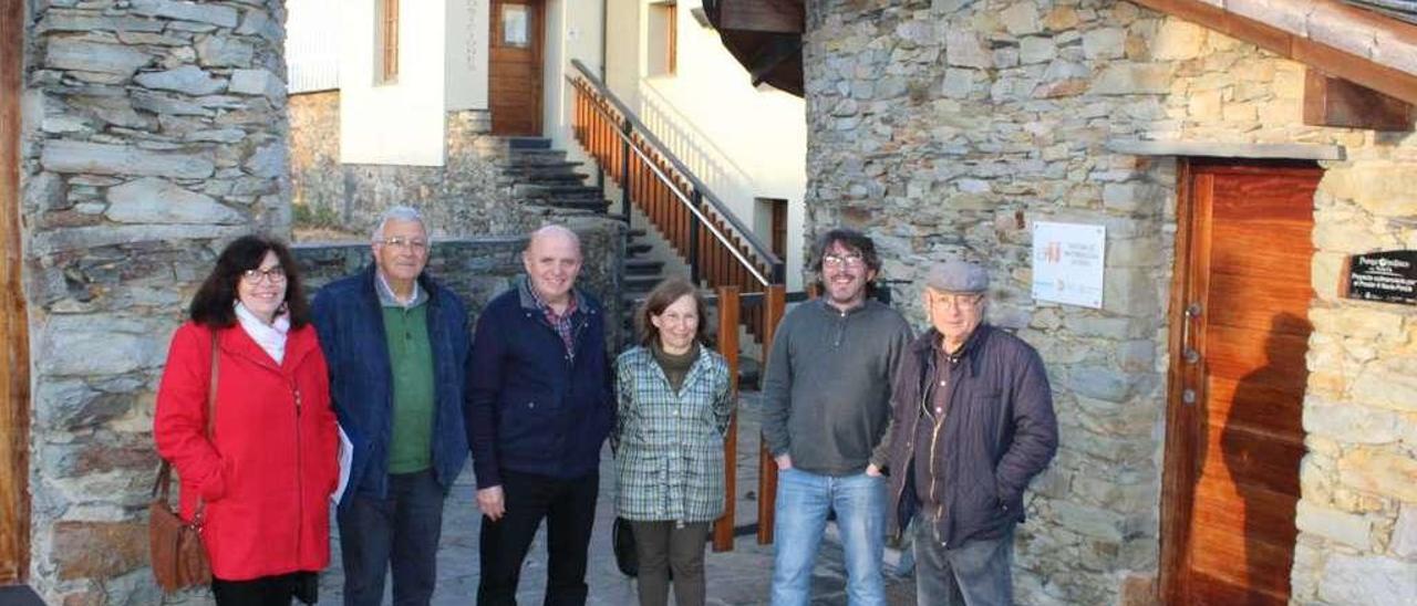 Aurora Bermúdez, Ángel Pérez, Antonio González, Ana Martínez, Eduardo Alonso y Herminio, miembros de la asociación, junto al acceso a la sala en el complejo cultural As Quintas.