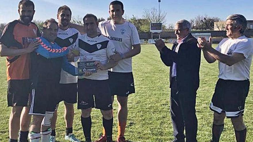 Los jugadores del equipo de Villar del Buey recogen el trofeo de ganadores del Torneo.