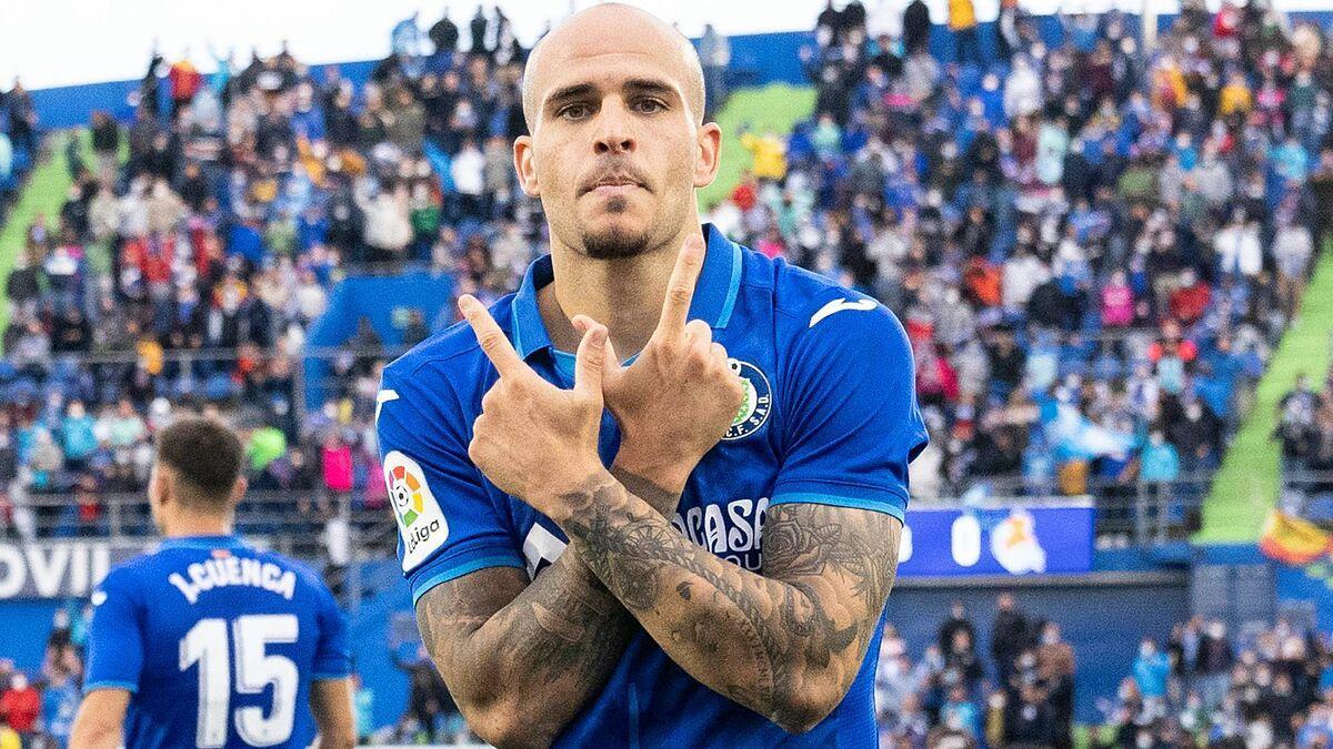 Sandro Ramírez festeja un tanto con el Getafe en el Coliseum.