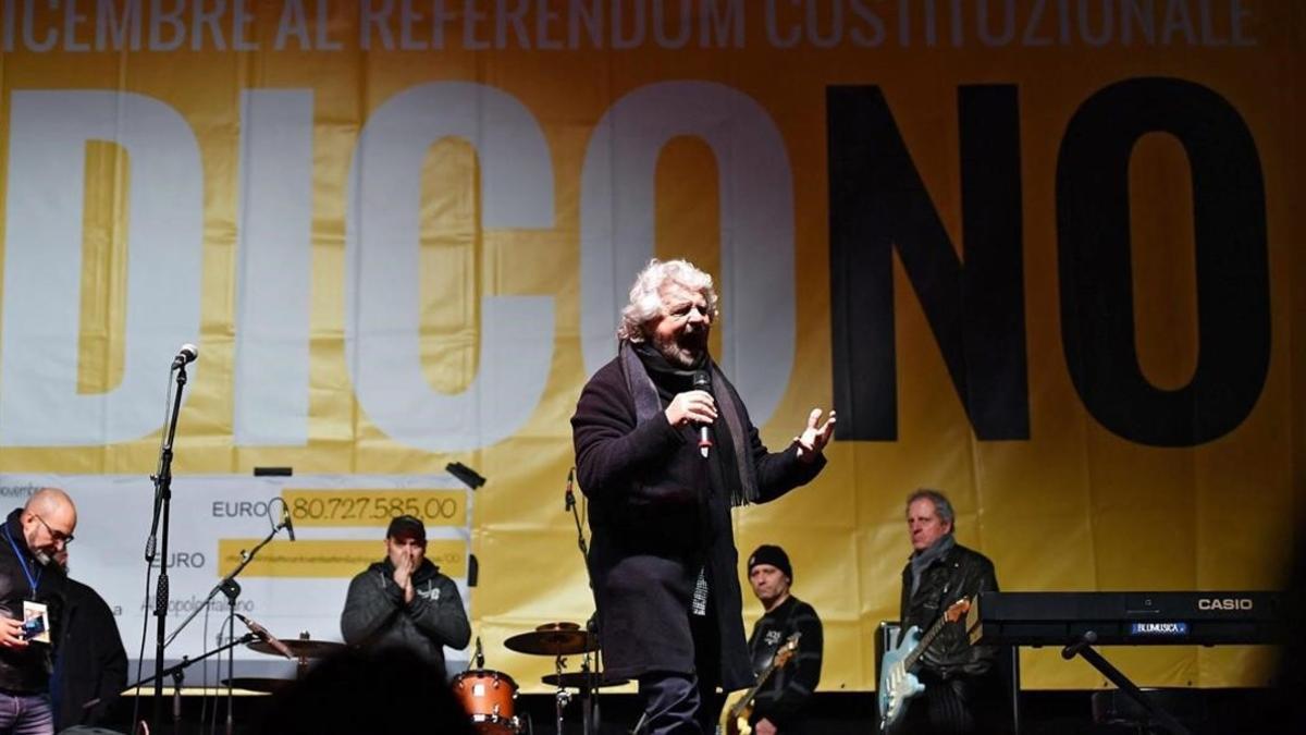 Grillo, en un acto de campaña por el 'no', en Turín