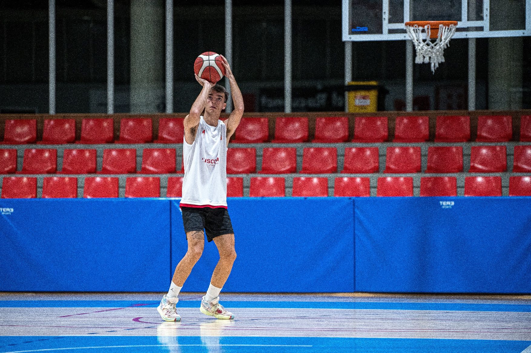 Imatges d'entrenament del CB Navàs Viscola abans de començar la Lliga EBA