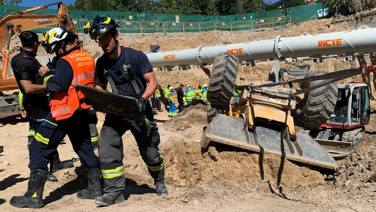 Equipos de rescate en el lugar en el que ha muerto un obrero atrapado por un dumper de obra o volquete en Madrid, este sábado