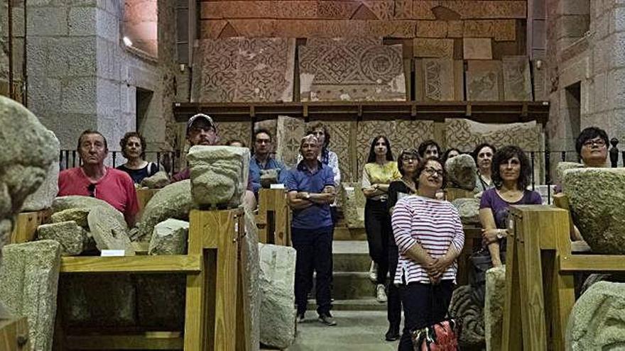 Público en el almacén visitable de Santa Lucía, dentro de una visita especial al Museo de Zamora.