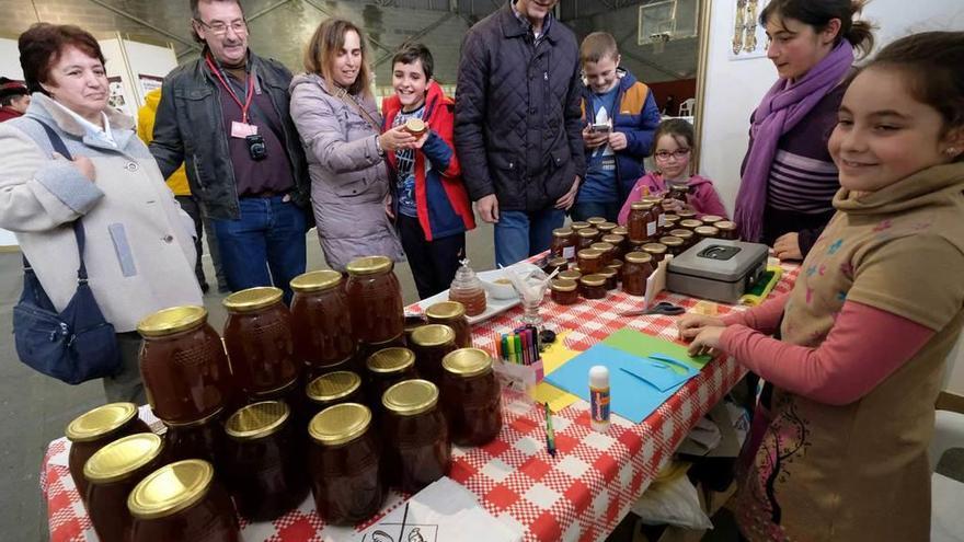 Un puesto de miel en la feria del pasado año.