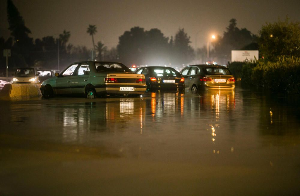 Los accesos al Hospital de San Juan están llenos de agua.