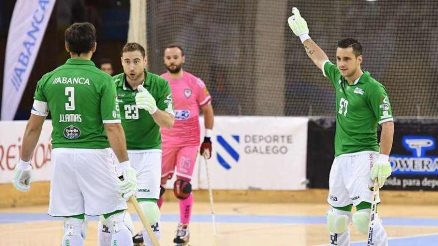 Josep Lamas, Marc Coy y Toni Pérez celebran uno de los goles anotados frente al Igualada.