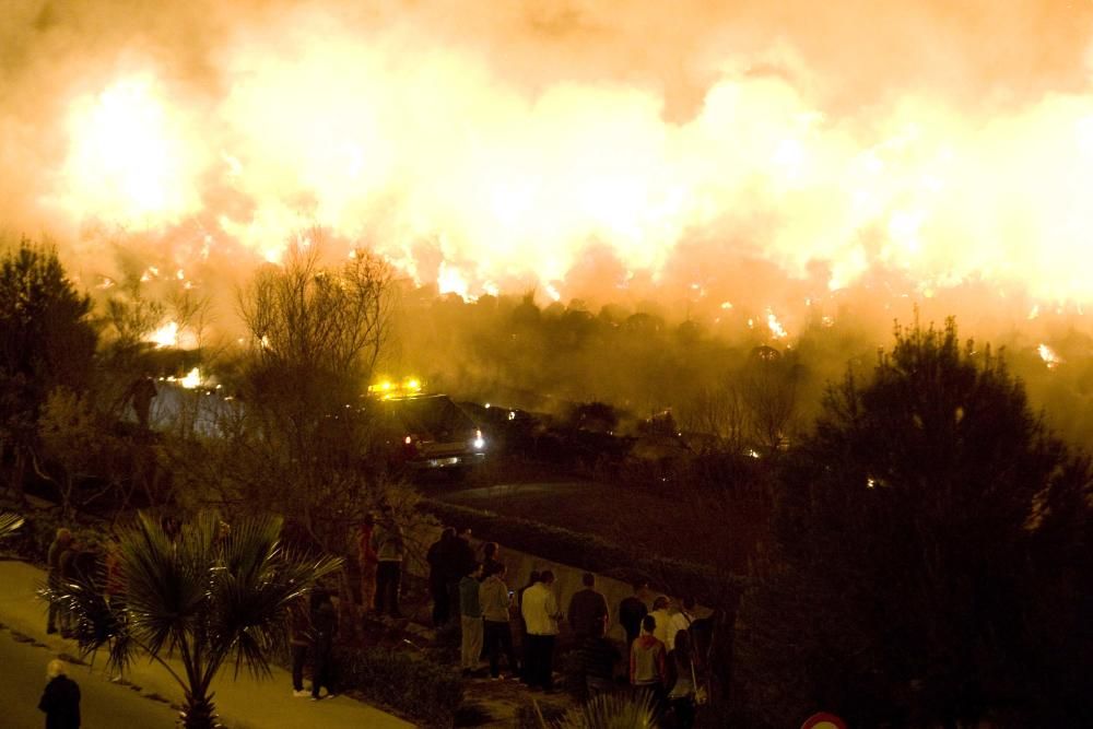 Un incendio obliga a desalojar el camping de Almenara