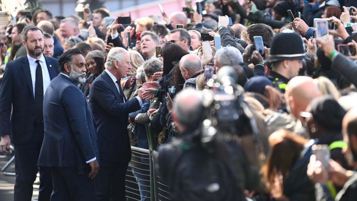 El rei Carles III saludant la gent que feia cua, ahir  | EFE/NEIL HALL