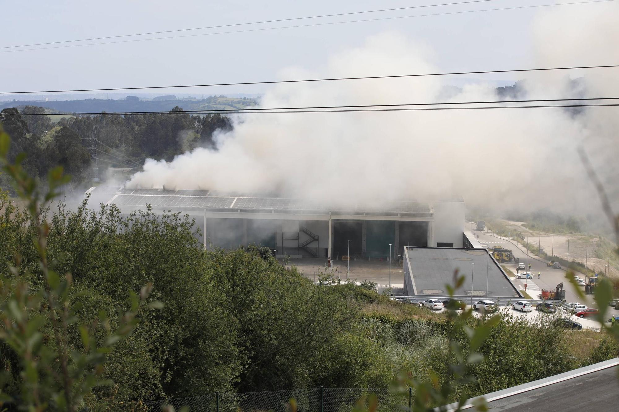 Así fue el espectacular incendio en una planta de Cogersa en Gijón (en imágenes)