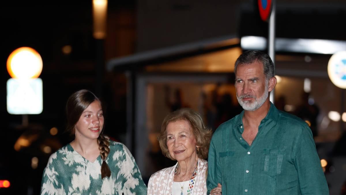 La infanta Sofía con la reina Sofía y el rey Felipe