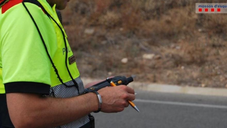 Pillado por hablar por el móvil un conductor bebido, drogado y con el carnet suspendido