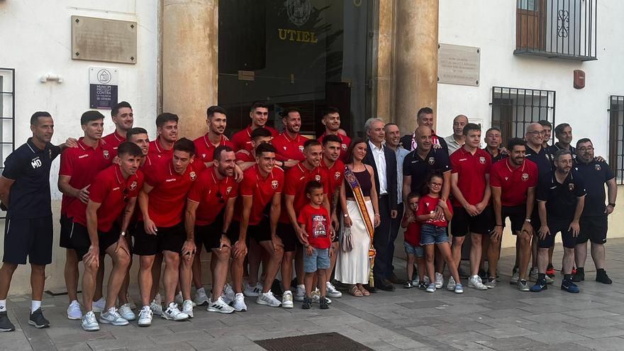 El Club Deportivo Utiel celebra con la afición su ascenso a tercera división