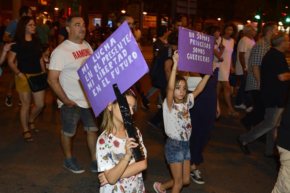 “No es no, lo demás es violación” y “La tumba del machismo, Alicante será”, son algunas de las consignas que se escuchado por las calles de la ciudad