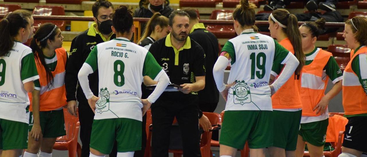 Juanma Cubero da órdenes a sus jugadoras durante un partido en Vista Alegre.