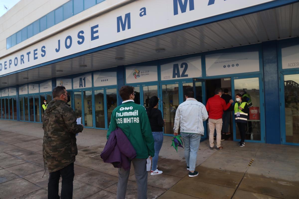 Varios aficionados acceden al pabellón.