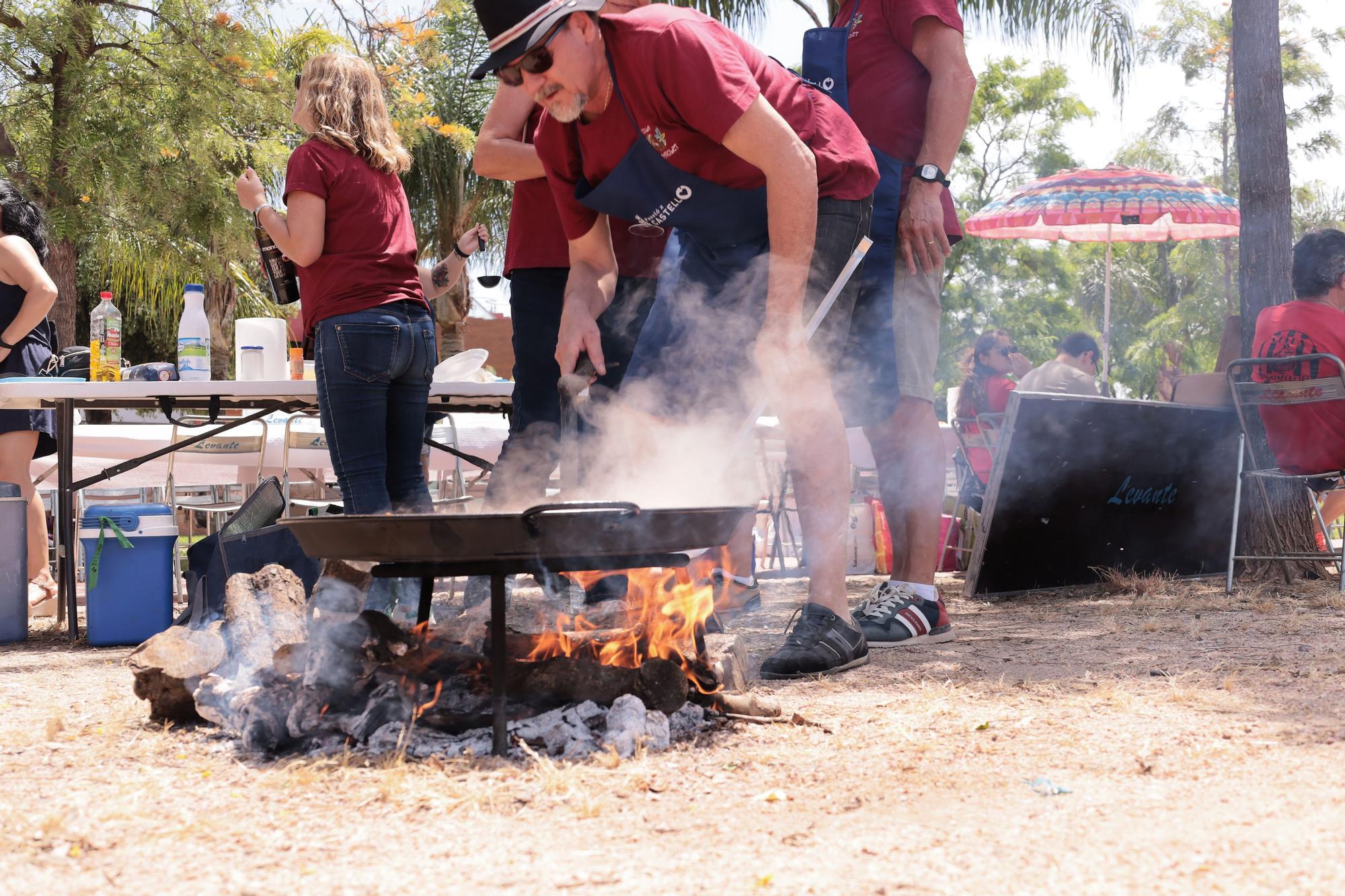 Mil trescientos castellonenses disfrutan del sol y las paellas en el Segon Molí