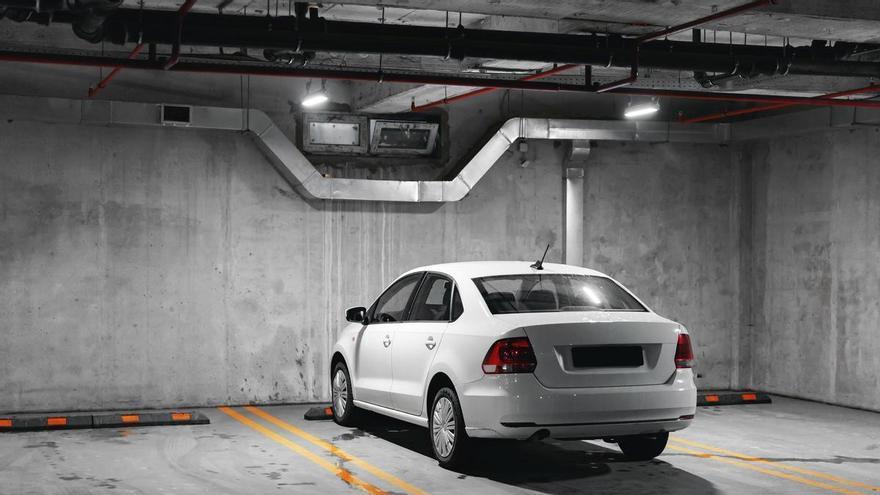 La Ley de Propiedad Horizontal aclara qué hacer si otro coche ocupa parte de tu plaza de garaje: ni grúa ni bronca con el vecino