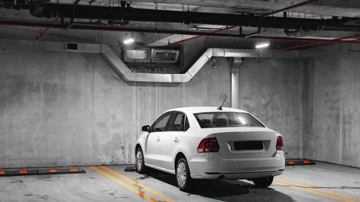 La Ley de Propiedad Horizontal aclara qué hacer si otro coche ocupa parte de tu plaza de garaje: ni grúa ni bronca con el vecino