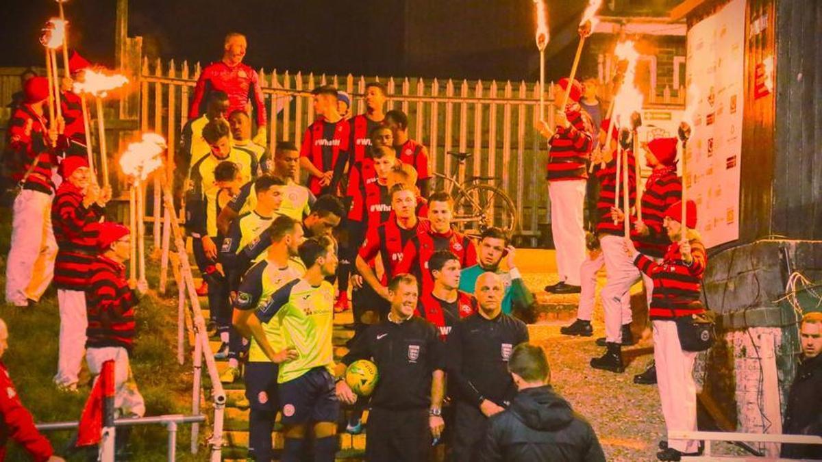 Los jugadores del Lewes FC masculino, durante el último partido disputado en The Dripping Pan.