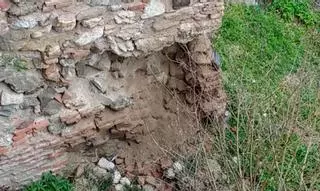 Alertan de un derrumbe en la base de una torre de la Alcazaba