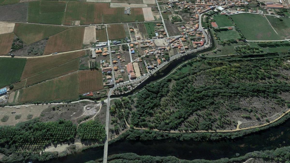 Vista aérea de Santa Croya de Tera en la que se aprecia la mota actual en la margen derecha del río Tera