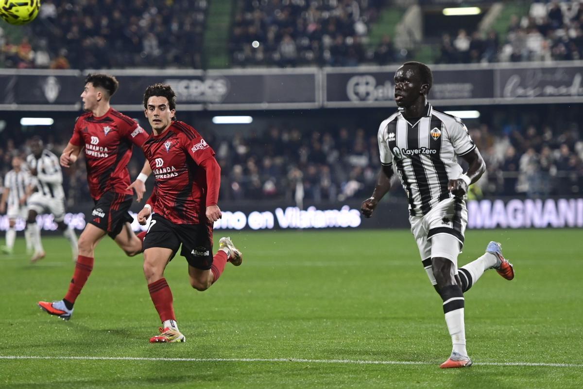 Awer Mabil yendo a disputar un esférico en el partido de ida.