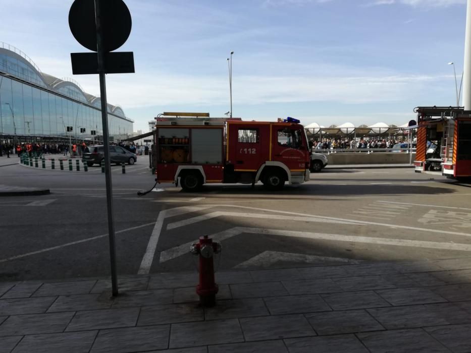 Los bomberos de la propia terminal trabajan en la cubierta y el humo es muy denso pero siguen saliendo vuelos