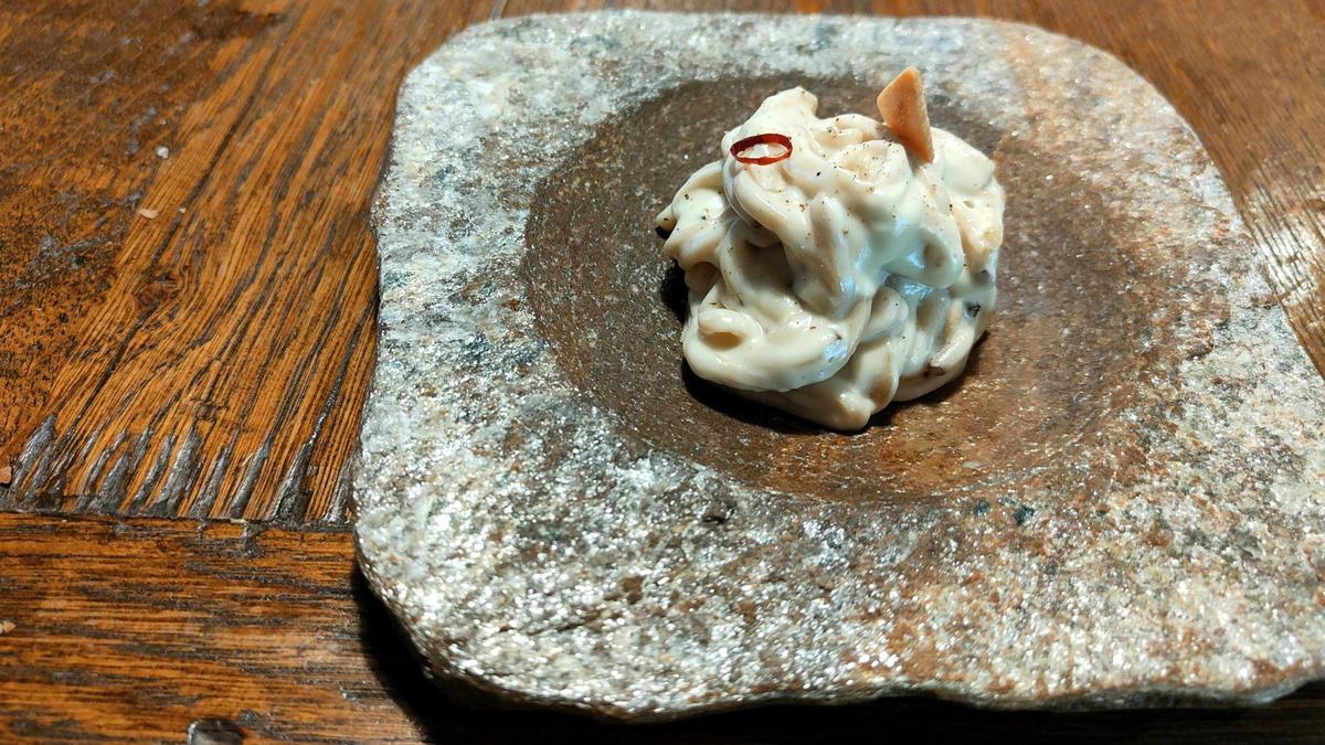 La seta de cardo con crema de almendras de Ibaya.