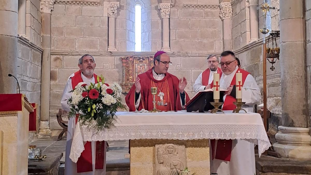 Un momento de la misa oficiada por el obispo Fernando Valera en la iglesia de Santa Marta de Tera.