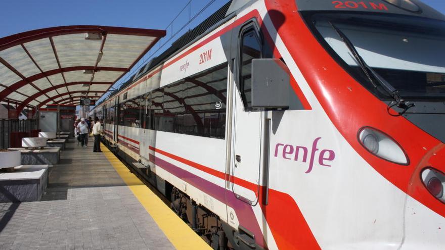 Un tren de la línea de Cercanías entre Málaga y Fuengirola.