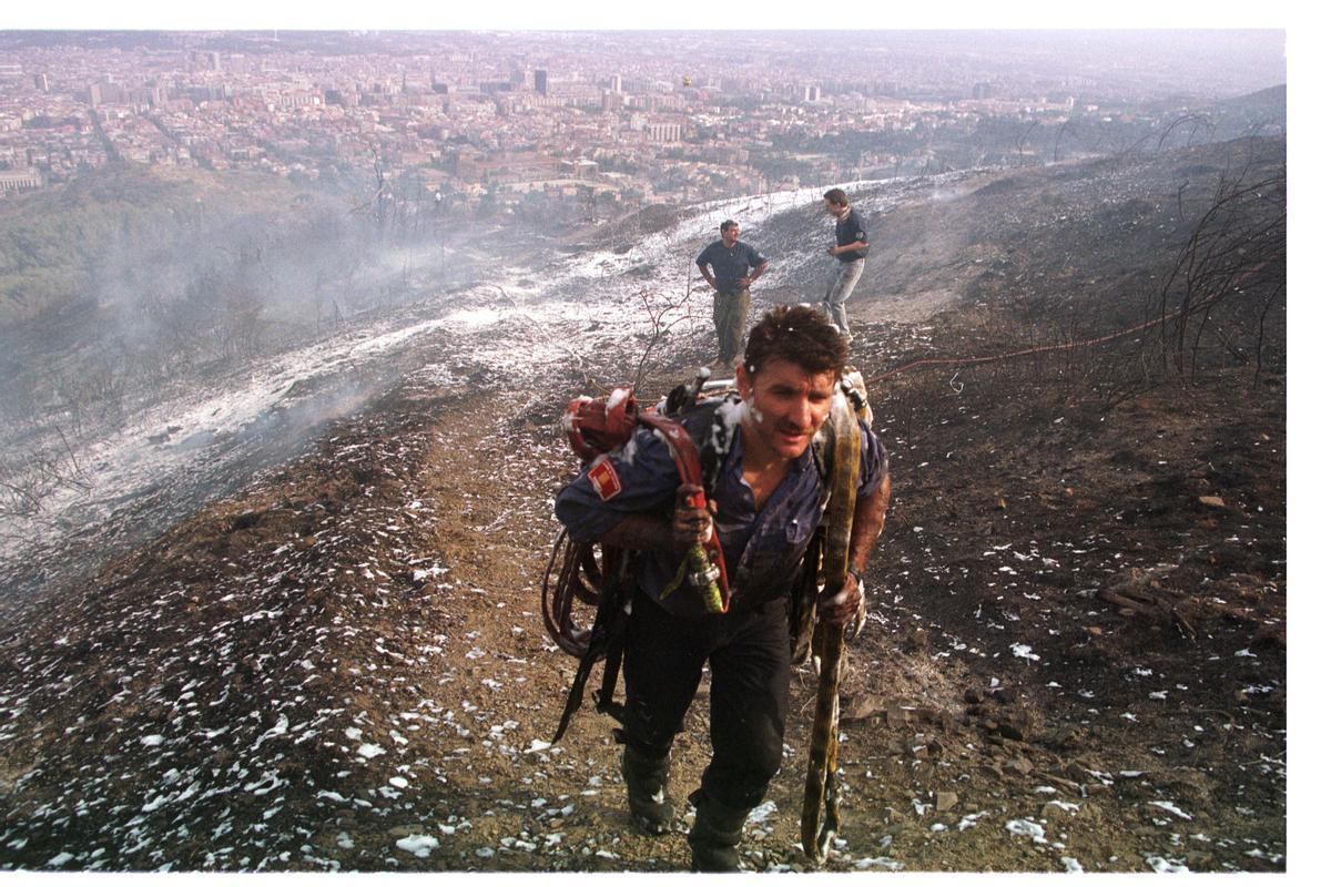 28 de julio de 1998. Un bombero, al que le ha caído encima la descarga de un helicóptero, en una zona quemada encima de Sarrià