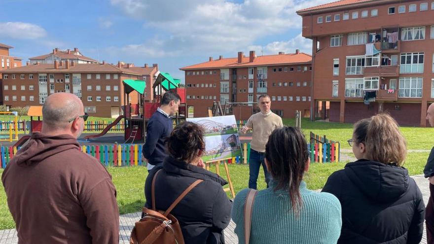 Iván Fernández, ayer, explicando el proyecto a los vecinos.