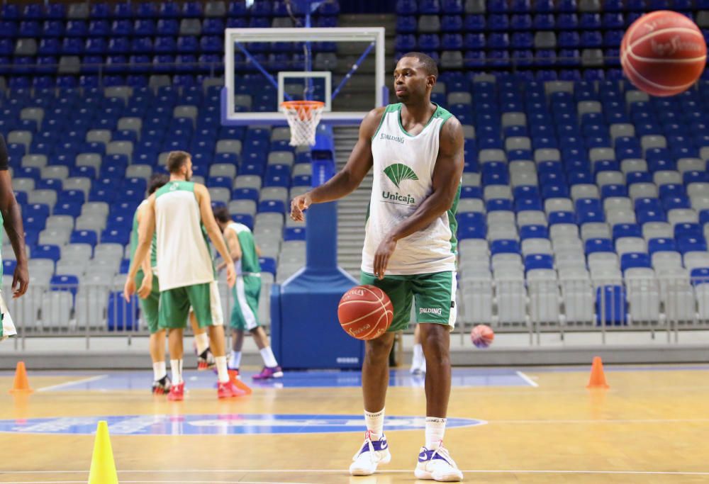 La plantilla del Unicaja vuelve a los entrenamientos bajo las órdenes de Joan Plaza para comenzar a preparar la temporada.