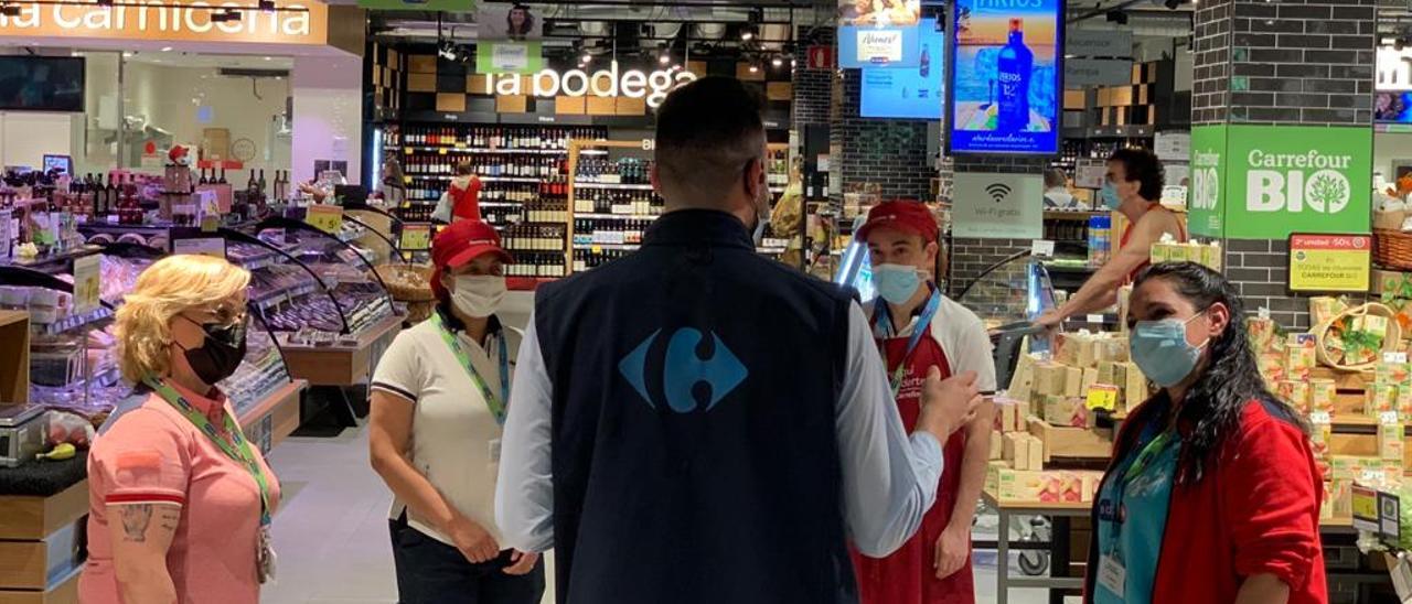 Reunión de trabajo en una tienda de Carrefour.