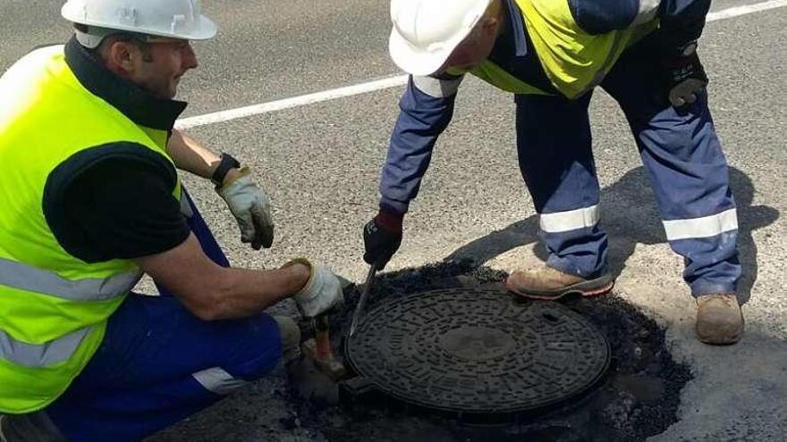 Obra para asegurar una tapa con el nuevo material, en O Temple.