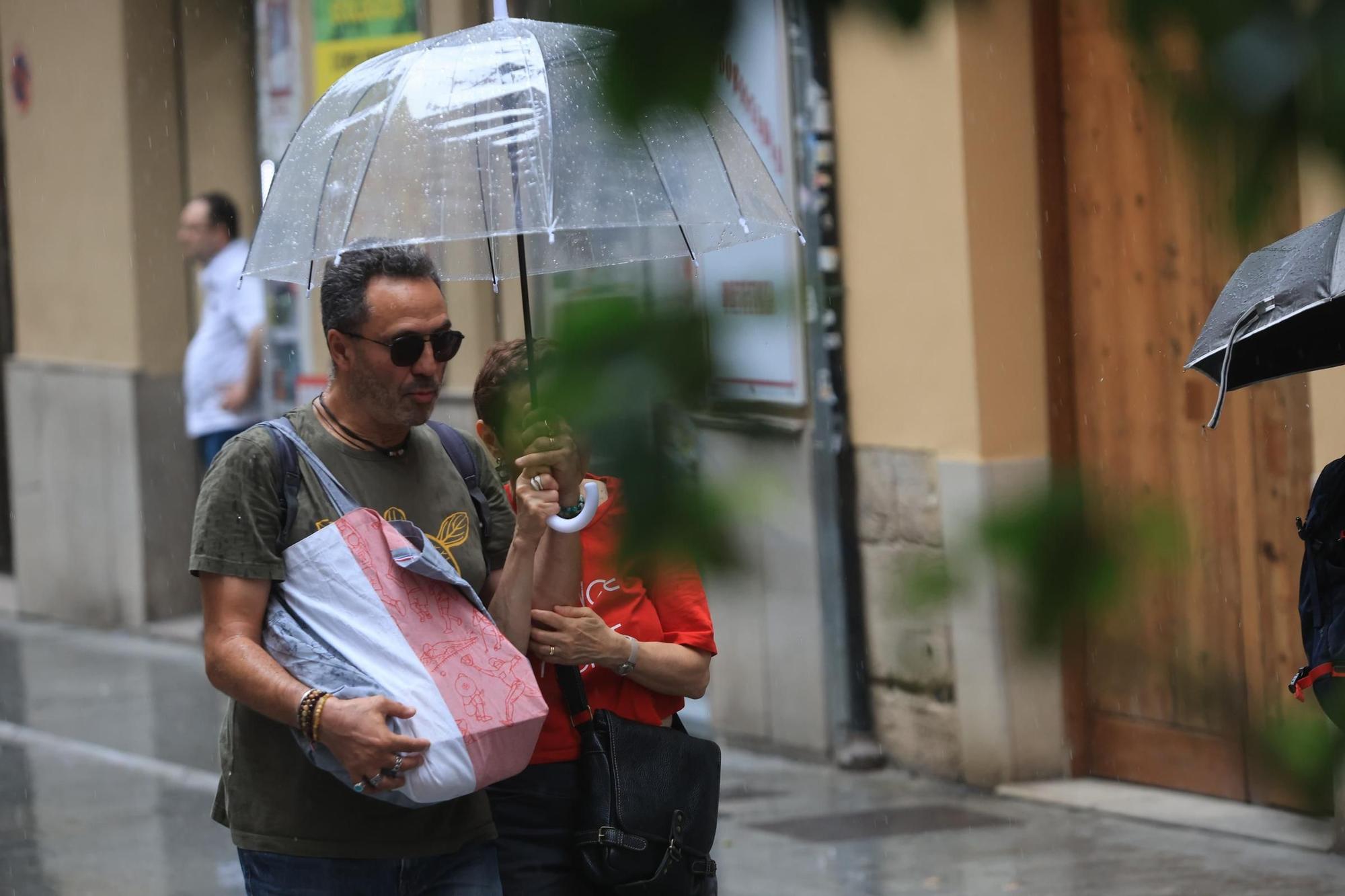 La lluvia cae con fuerza en el centro de València