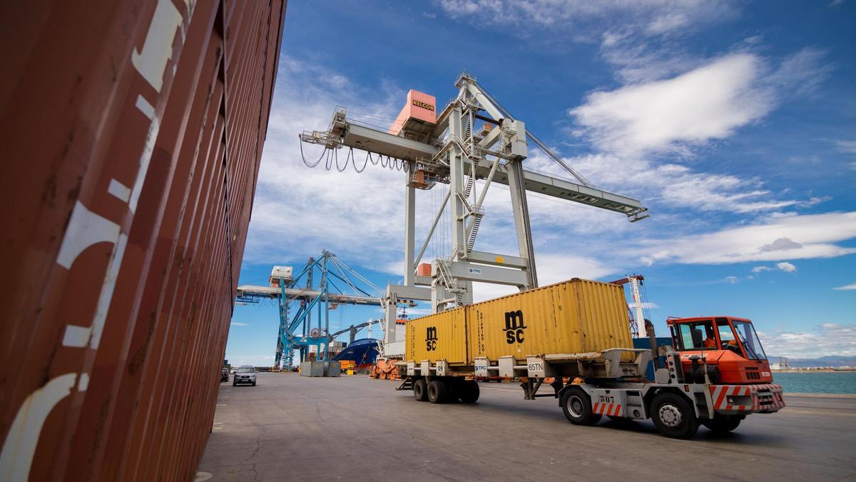 Movimiento de contenedores de mercancías en el puerto de Castellón.