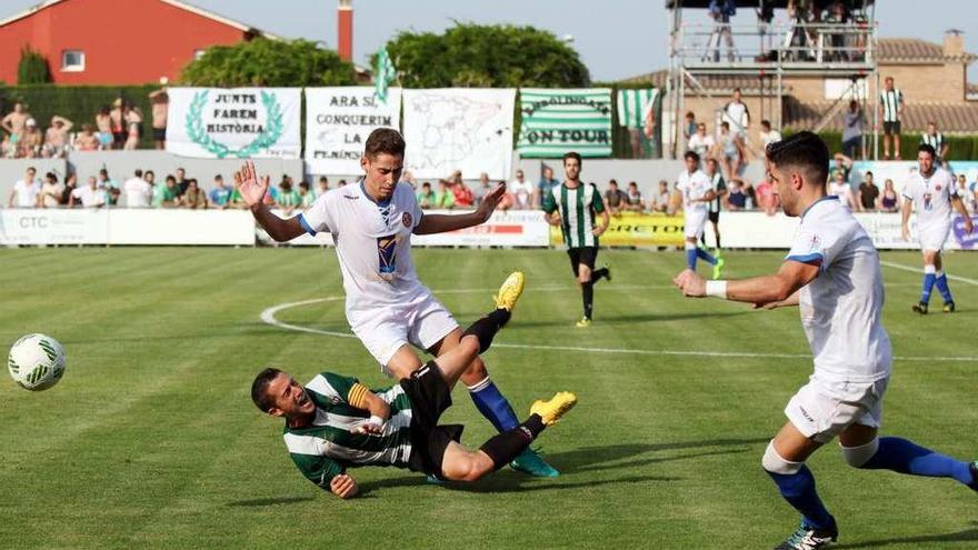 Un jugador del Rápido disputa un balón con un rival. // Rosana Vidal/Diari de Girona