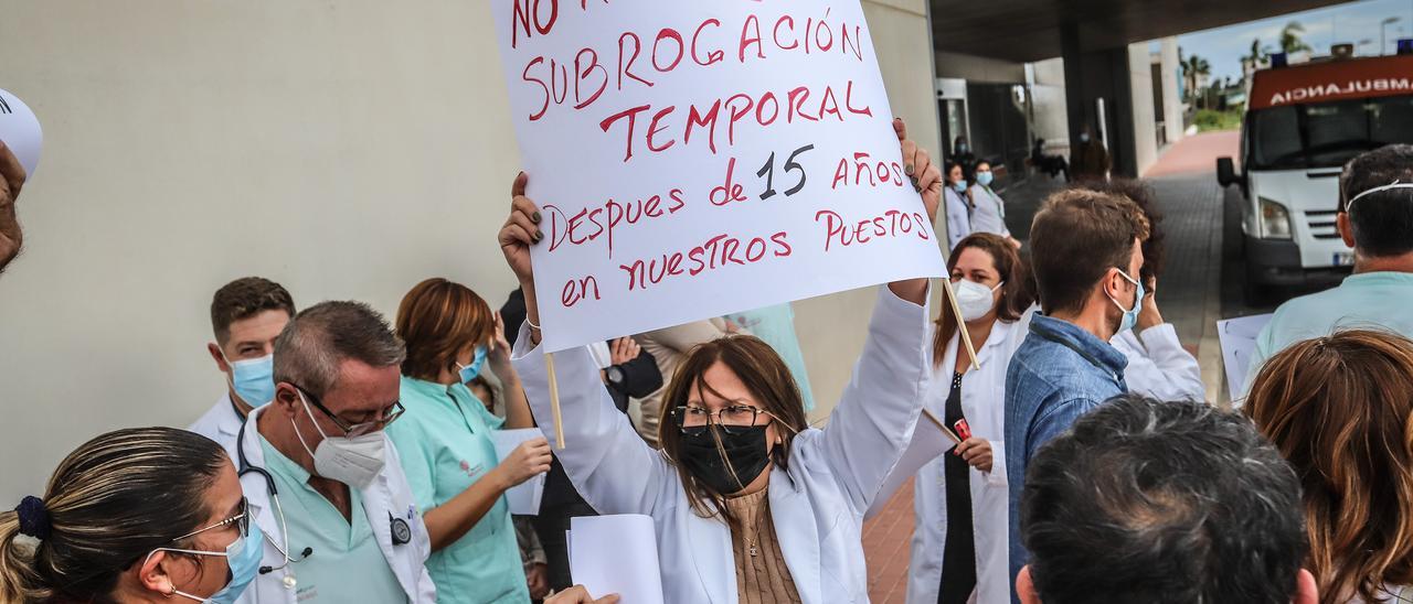 Imagen de una `protesta de médicos de Urgencias sin especialidad que no pueden ser subrogados por Sanidad en Torrevieja