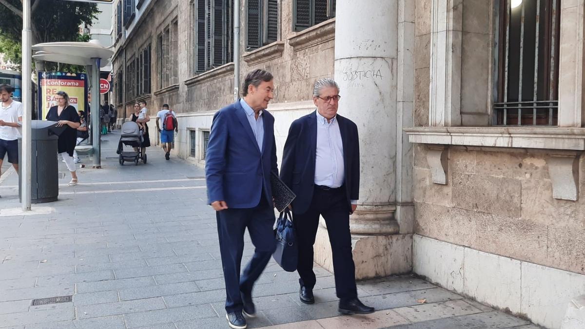 El ex presidente de la Autoritat Portuària de Baleares (APB), Joan Gual de Torrella, llengado, este martes, a los juzgados de Vía Alemania.