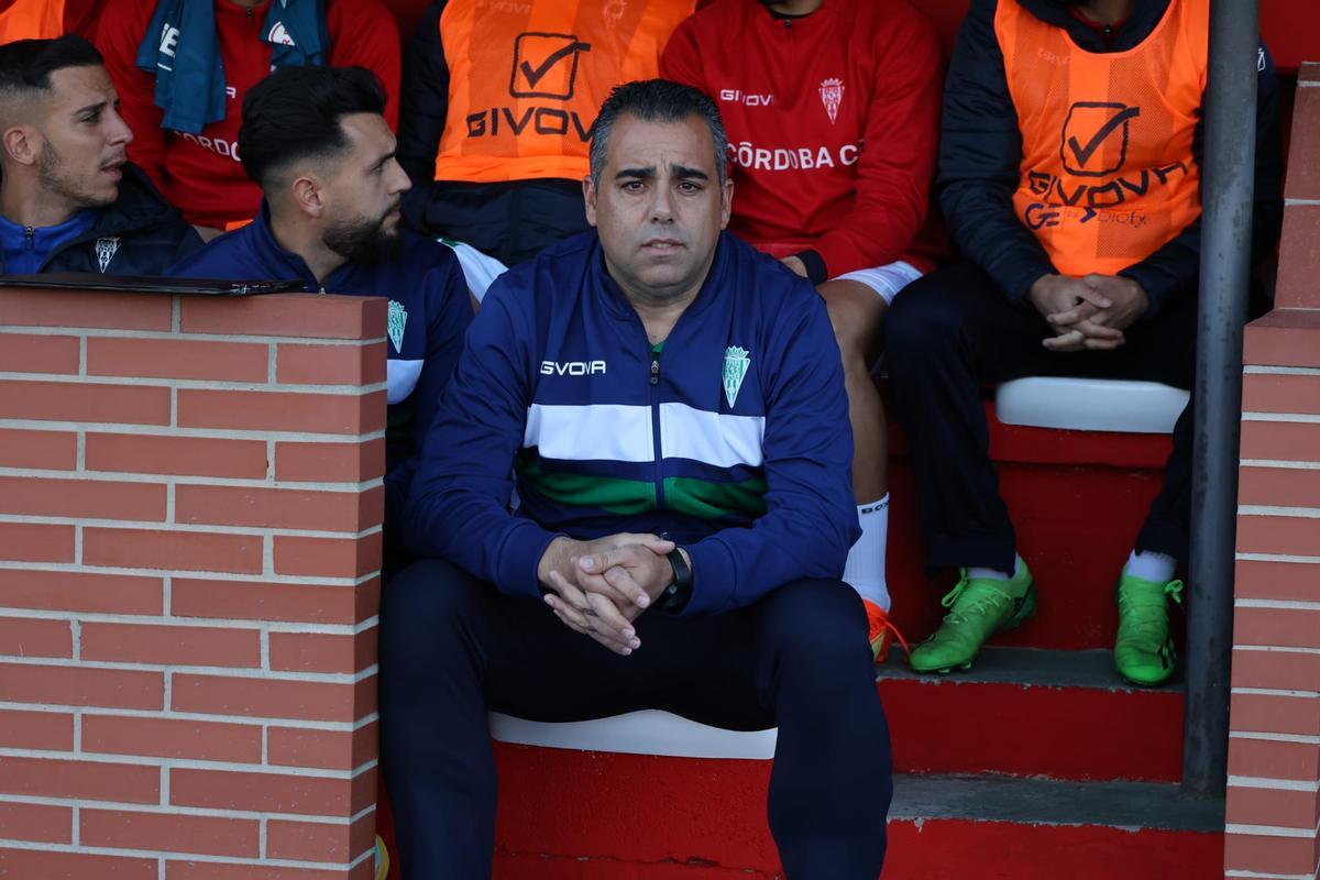 Germán Crespo, en el banquillo del Córdoba CF del Nuevo Mirador, este domingo.