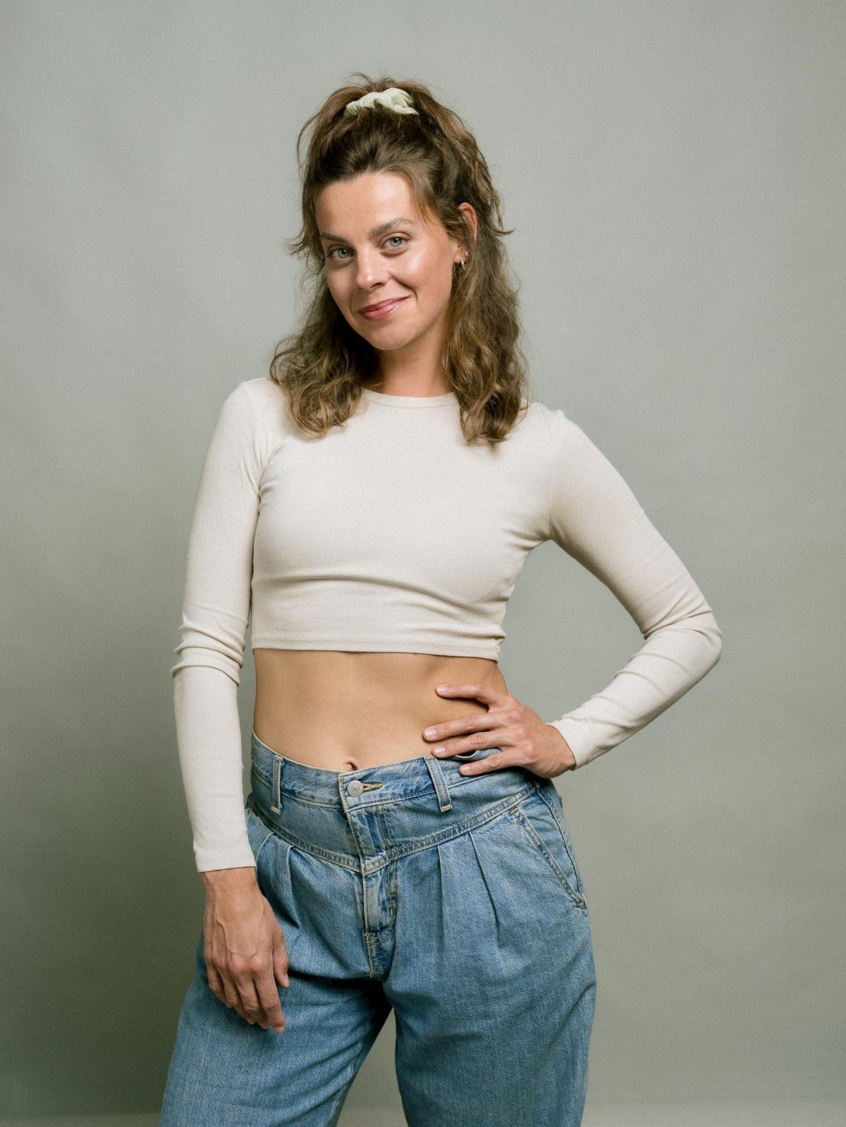 Clara Alvarado es Mariana, la recepcionista de 'Atrapadas en la ofi'