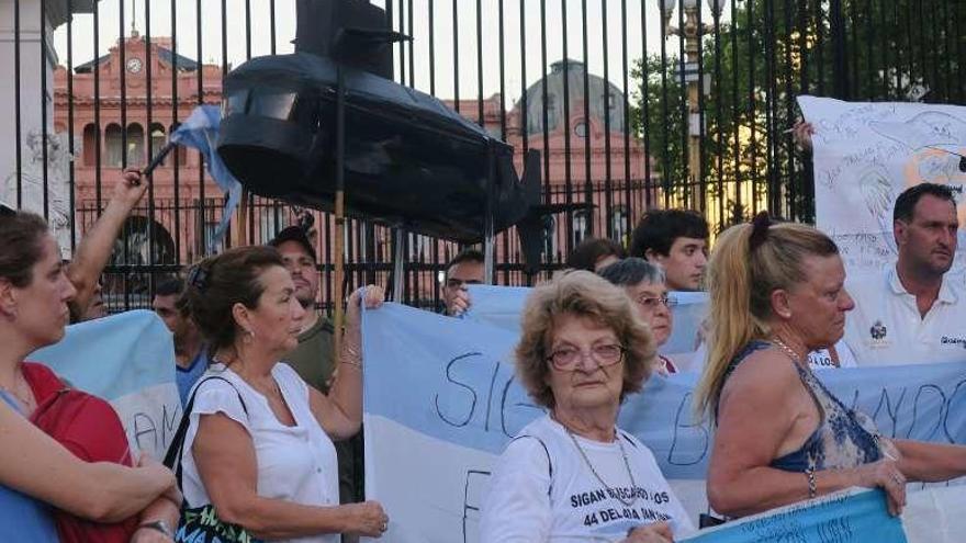 Familiares de la tripulación del submarino, manifestándose ayer en Buenos Aires, al cumplirse treinta días de la desaparición.