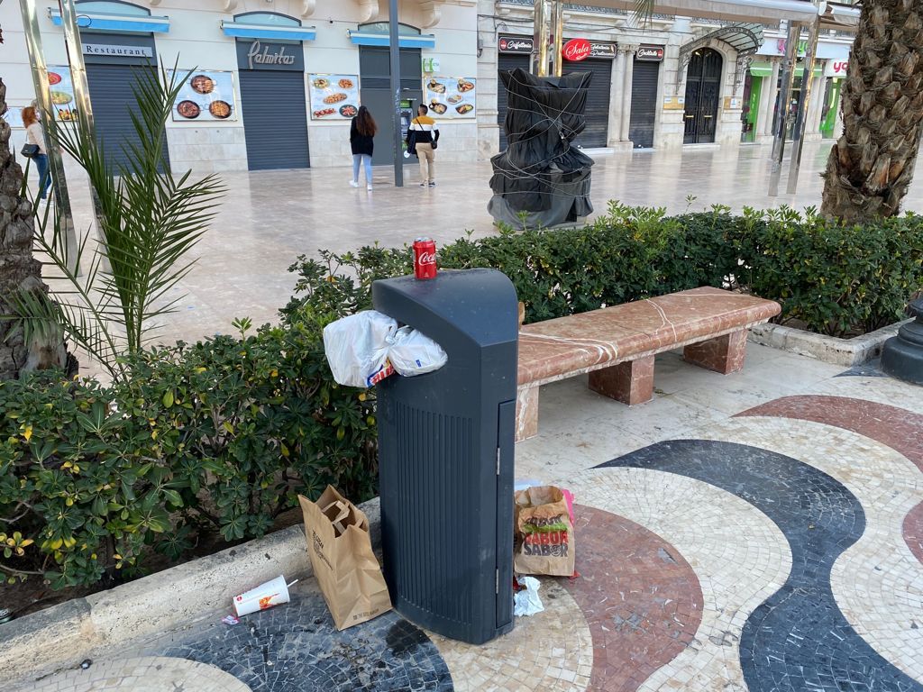 Esta es la imagen de la Explanada de Alicante: bolsas, envases, desechos... y cubos de basura al límite