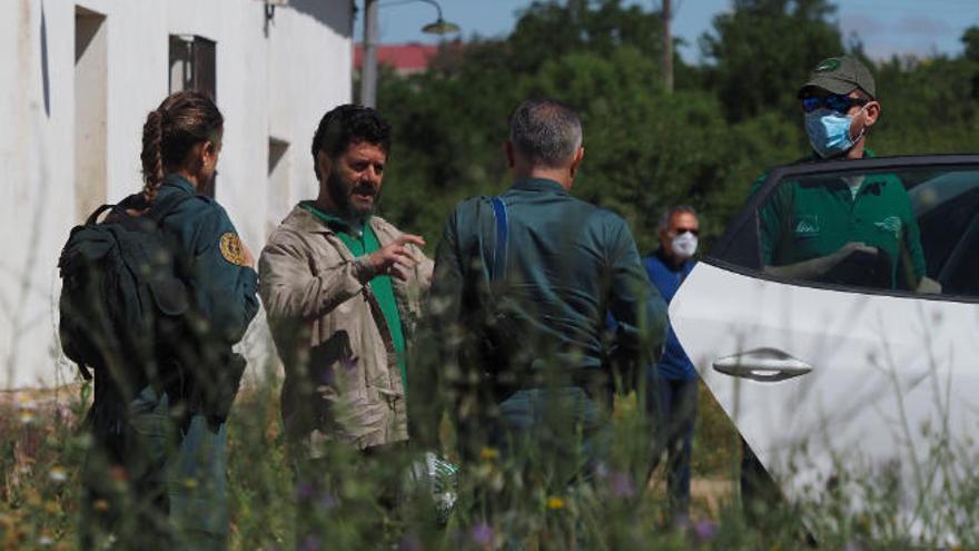 Agentes del Seprona y expertos, durante un rastreo.