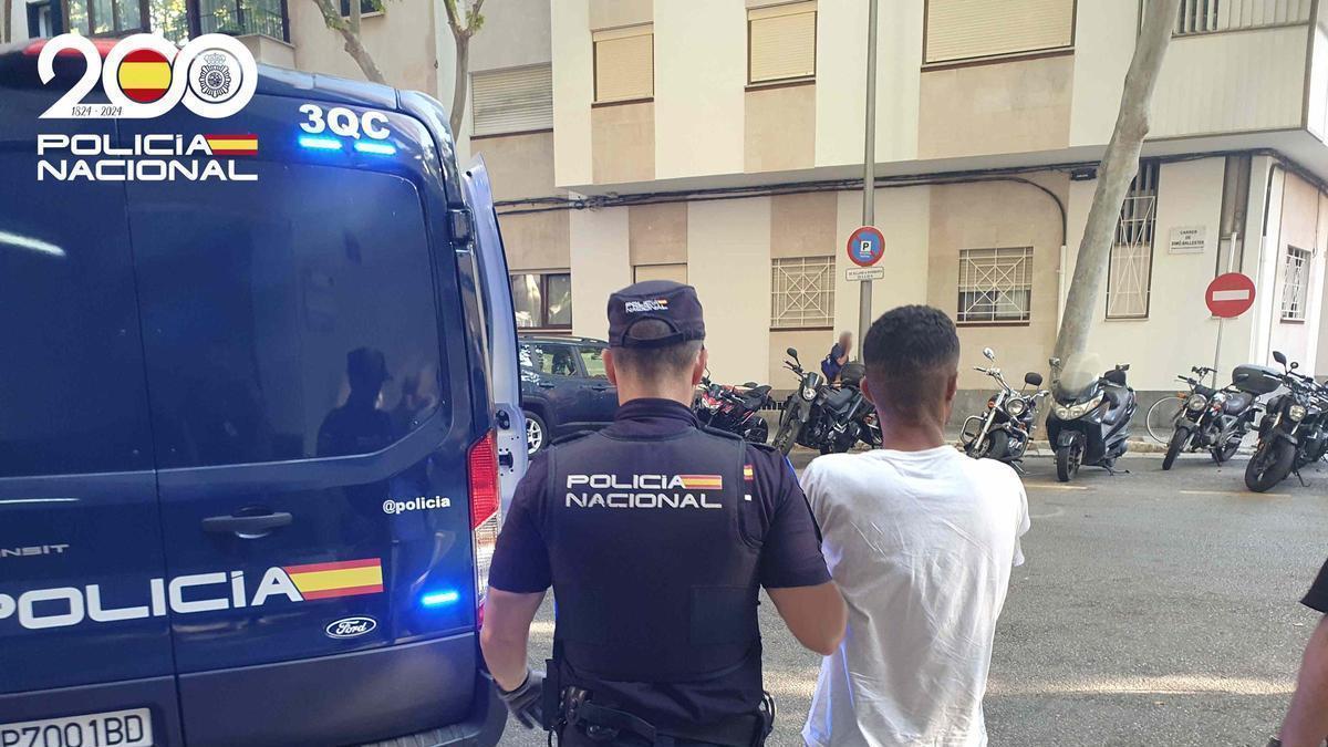 El acusado, al ser detenido por la Policía Nacional.