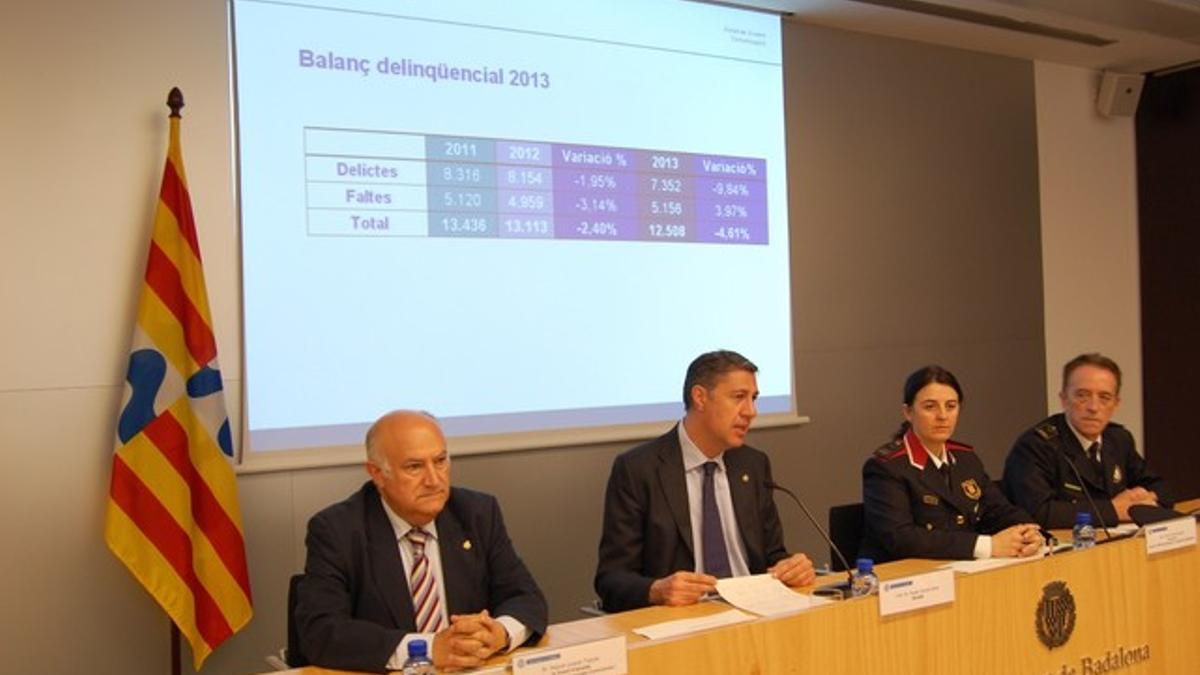 El alcalde de Badalona, Xavier Garcia Albiol, junto a los responsables de los cuerpos de seguridad, durante la presentación del informe.